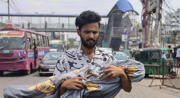 কোলে করে শিশুর মরদেহ নিয়ে ফেরার ছবি ভাইরাল